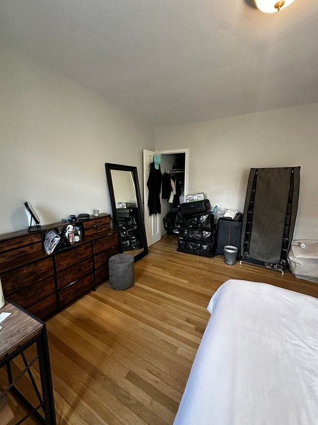 Building Photo - Bright & Spacious 1-Bedroom Top-Floor Apar...
