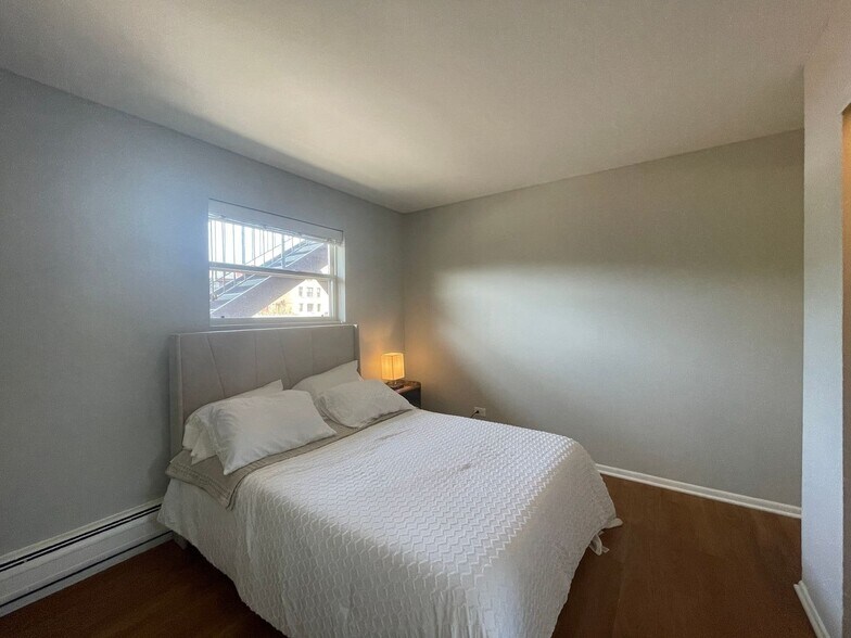 Building Photo - 4649 N Beacon St