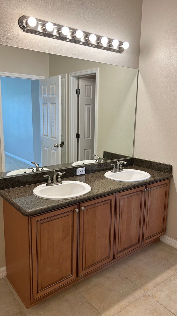 Building Photo - 3 bedroom, 2.5 bath, 2 car garage in a Qui...
