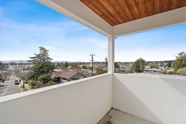 Building Photo - Stunning 4/3 in the Oakland Hills