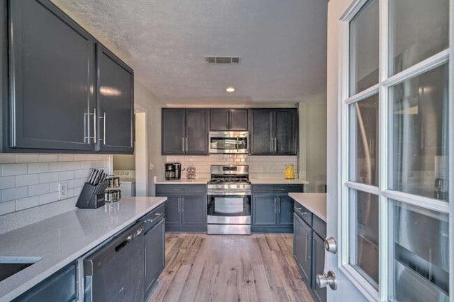 Building Photo - 410 N Oak Cliff Blvd