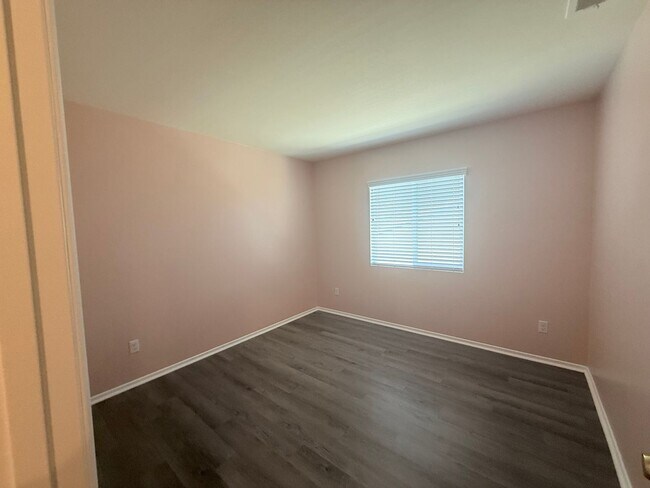 Building Photo - Beautiful Two Story Home, 3 Bedrooms, 2.5 Bathrooms, Solar Panels,