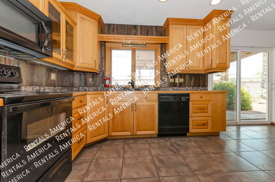 Building Photo - 7868 N Soledad Ave