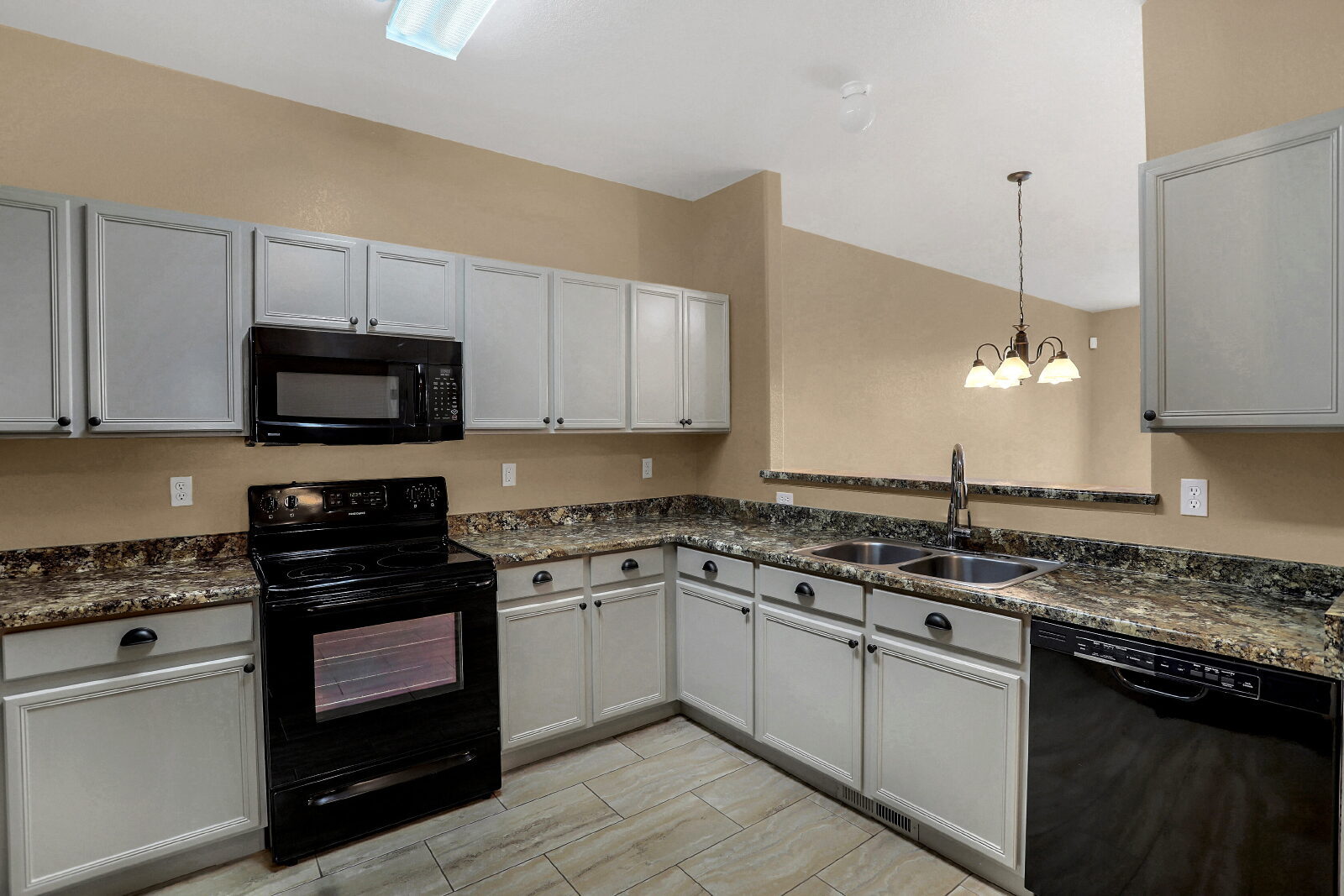 Building Photo - Bright & Spacious 3-Bed Townhome Just 15 M...
