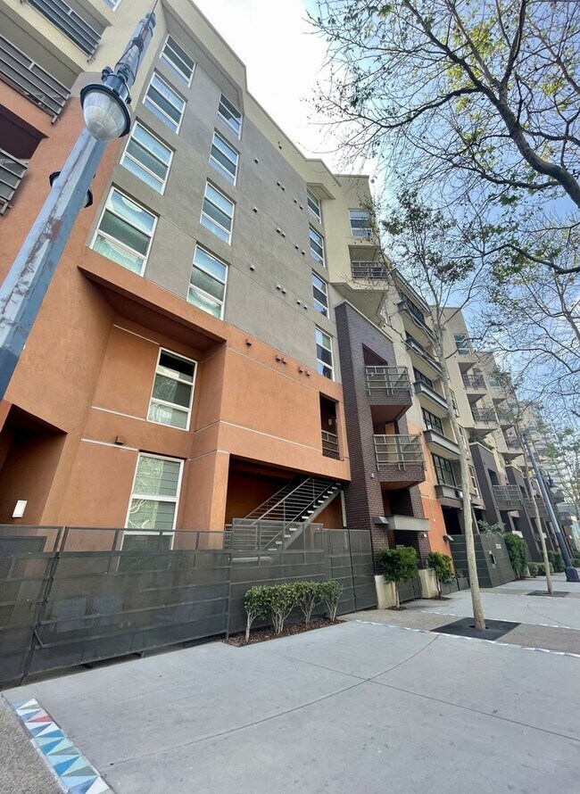 Building Photo - Large upgraded 1 Bdrm, 1 Bath w/large stor...