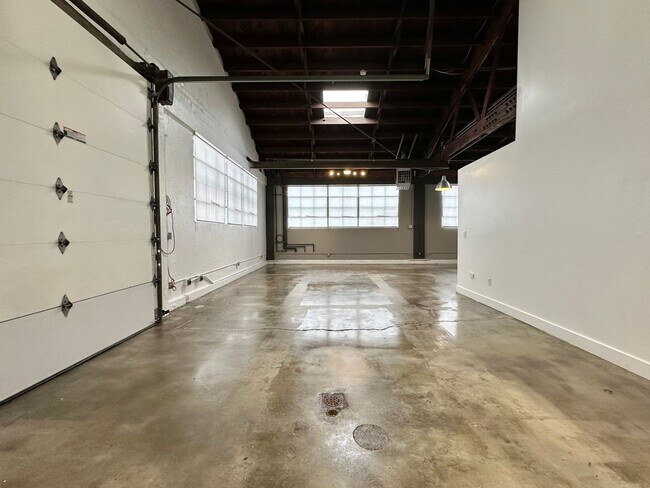 Building Photo - 811