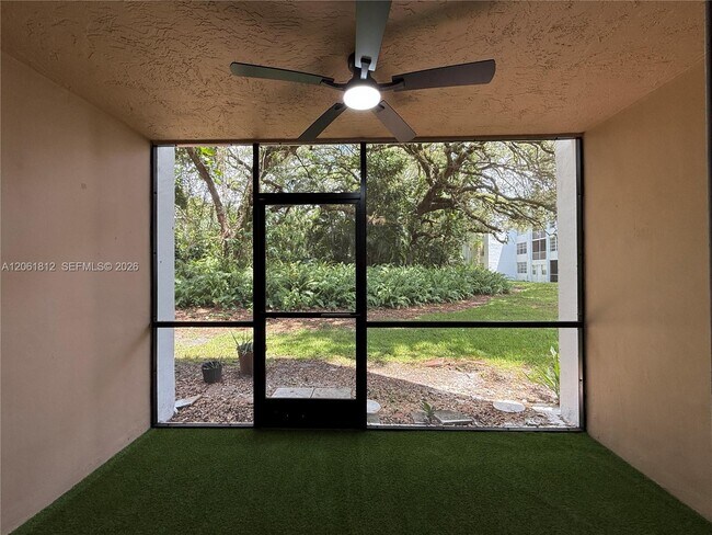 Building Photo - 9440 Live Oak Pl