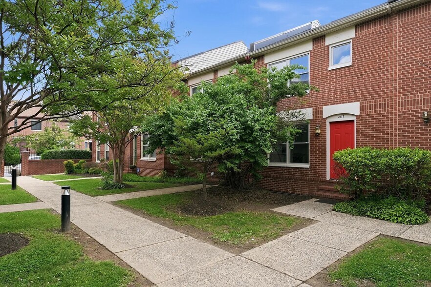 Building Photo - 207 Roundhouse Ct