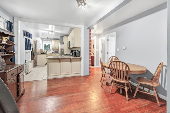 Building Photo - 18 Vose St