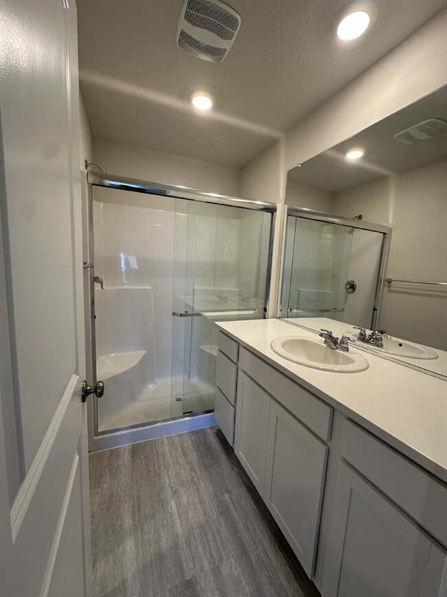 Building Photo - Newer Townhouse in Saddle Club Estates with 2-Car Garage – Nearby Winco, Fred Meyers & Schools