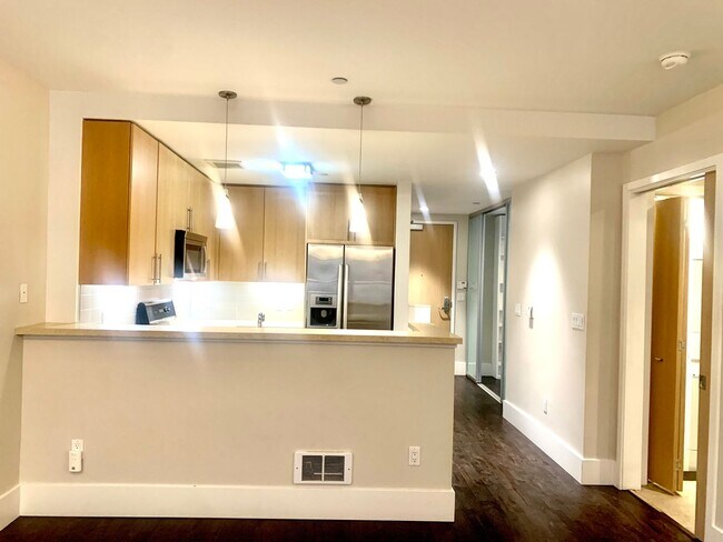 Building Photo - Spacious Centrally Located 1 bed + Den/ 1....