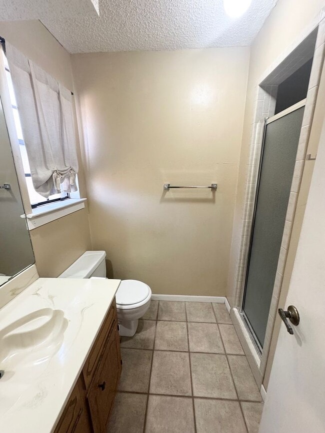 Building Photo - 3 Bed 2 Bath Ready To Rent ASAP!