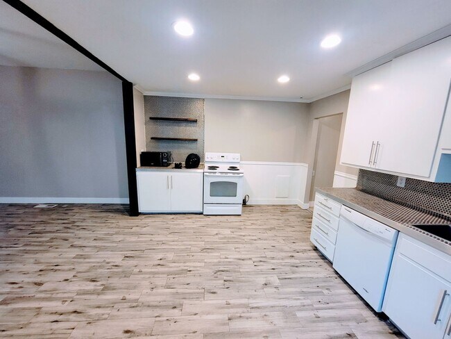 Building Photo - AMAZING Midvale Home in perfect central location!