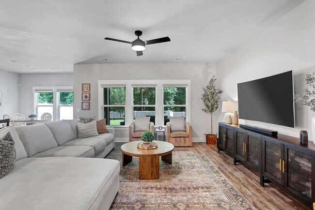 Building Photo - Spacious 4 bedroom 3 bath home with loft