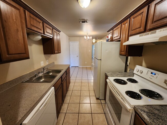 Building Photo - 3 Bedroom Duplex In South Fort Worth