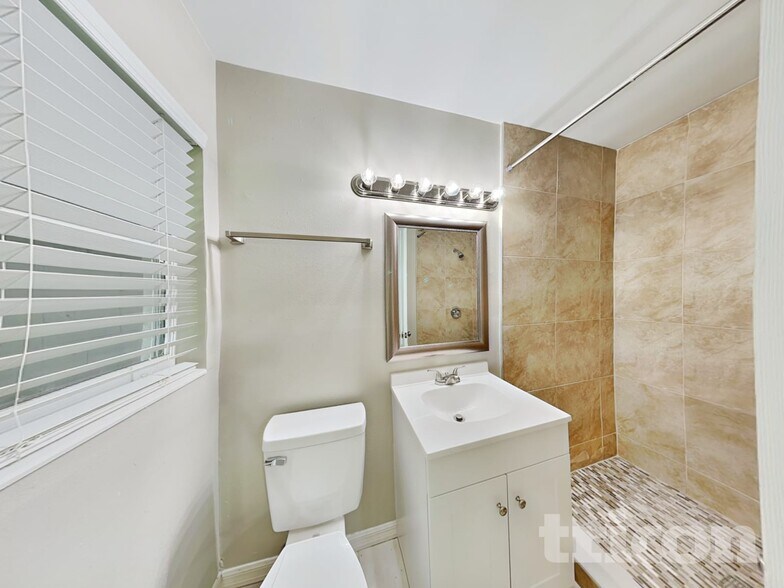 Building Photo - 808 Agnes Dr