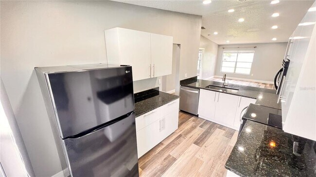 Building Photo - 1184 Calanda Ave