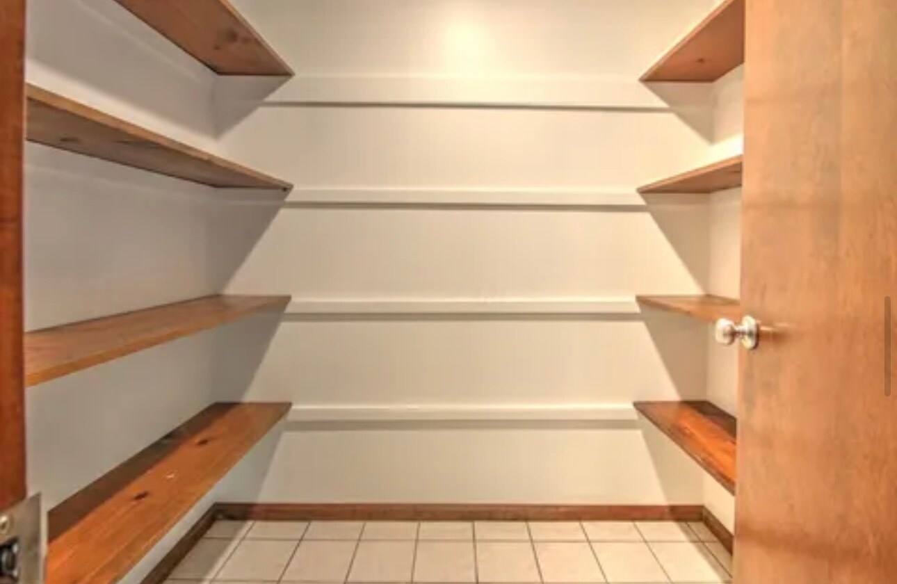 Walk-in pantry with shelves - 8653 Refugee Rd