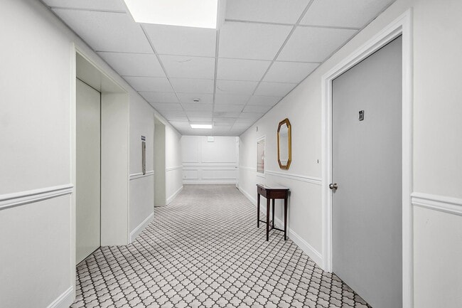 Building Photo - Downtown Charleston Living with Stunning Views