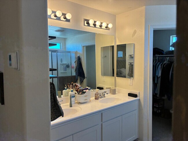 Building Photo - 17540 W Country Club Terrace