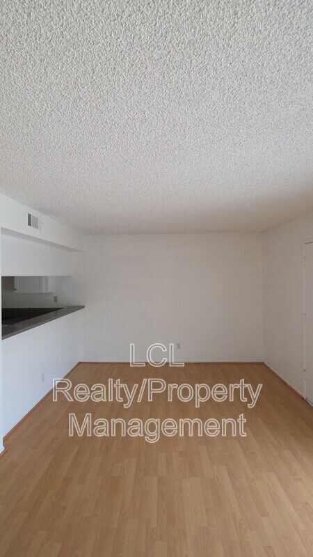 Building Photo - 1452 E 5th St