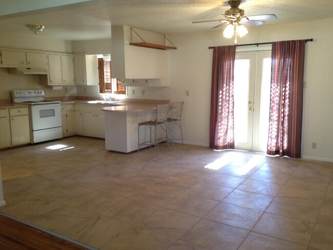 Building Photo - 9716 Chapala Dr NE