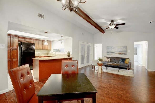 Building Photo - 8504 Mesa Dr