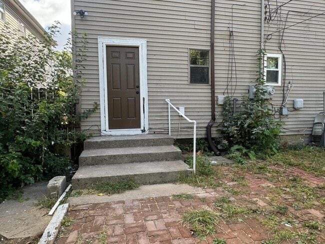 Building Photo - 99 Whitethorne Ave