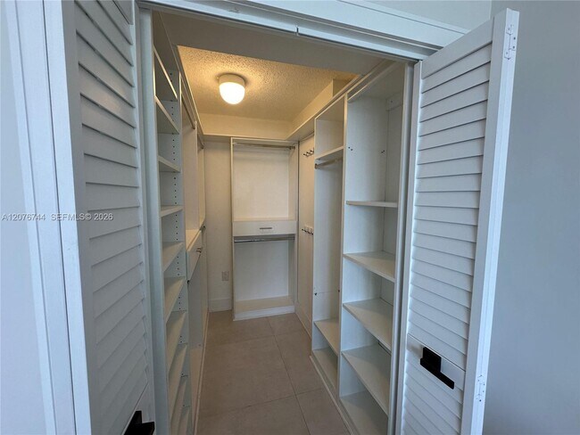Building Photo - 2030 S Ocean Dr