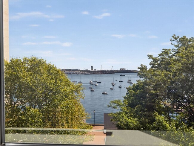 Building Photo - 65 E India Row