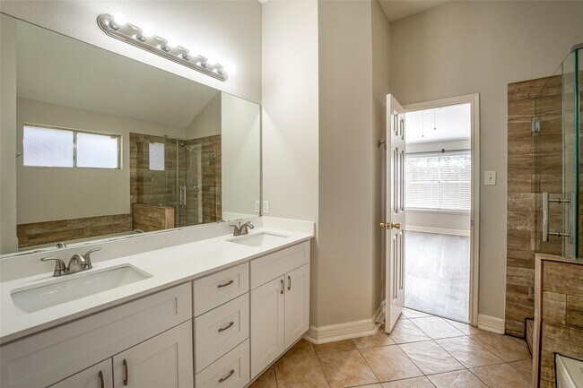 Building Photo - 16007 Lakestone Dr