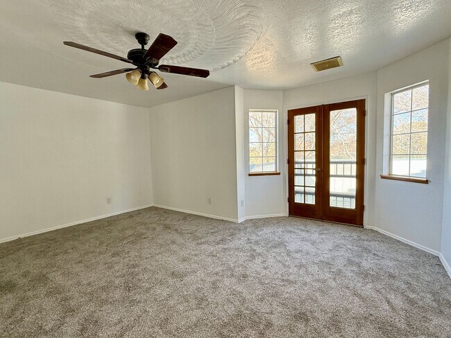 Building Photo - NORTHWEST SOLAR HOME - AVAILABLE NOW!