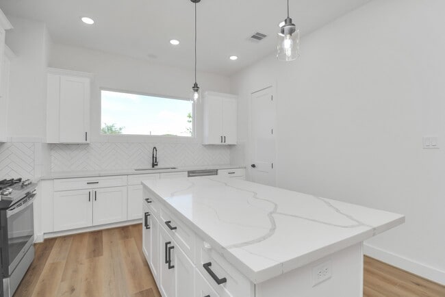 Building Photo - 3036 Live Oak St