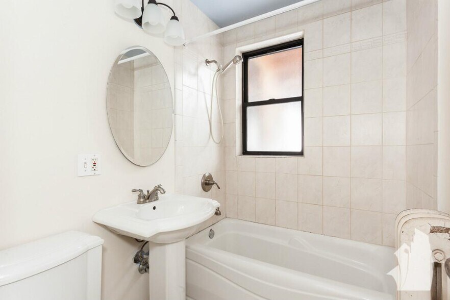 Building Photo - 736 W Addison St