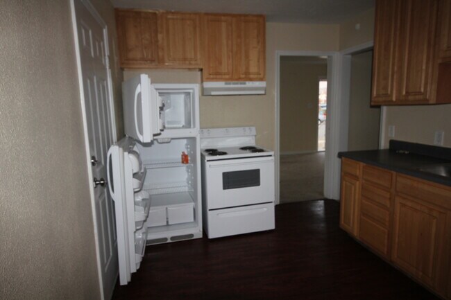 Building Photo - 3 Bedroom Duplex with Lovely Backyard(Upstairs)