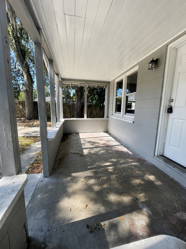 Building Photo - Beautiful 3BR/1BA Lakeland Home with Large Backyard & Covered Porch!