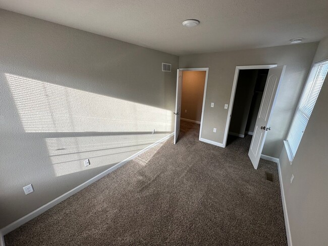 Building Photo - 3 Bed Townhome in Grain Valley
