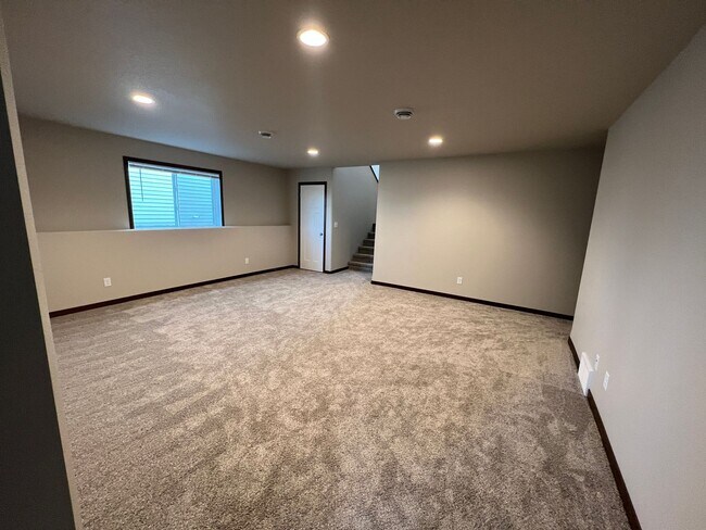 Building Photo - 750 Prairie Ave