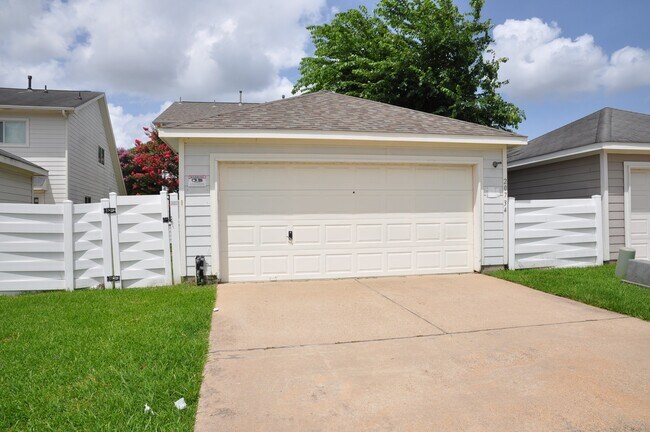 Building Photo - 20734 Settlers Lake Cir N