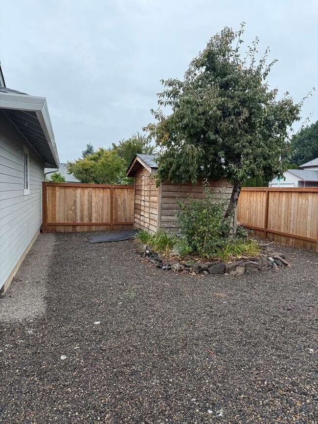Building Photo - HALF MONTH FREE OF RENT Beautifully Remode...