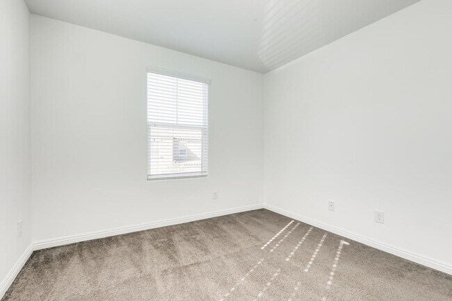 Building Photo - 3 Bedroom Townhouse in a Gated Northeast Community Near Nellis Air Force Base