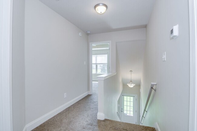 Building Photo - 3 Bedroom 2.5 Bath - Over Half Acre Lot!