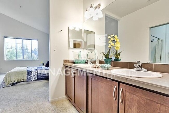 Building Photo - Light & Bright Timberland Condo in NW Portland MUST SEE!!! Garage Included