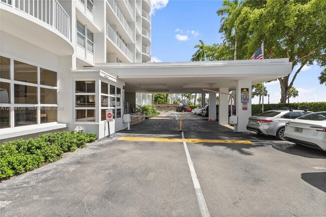 Building Photo - 1420 Brickell Bay Dr