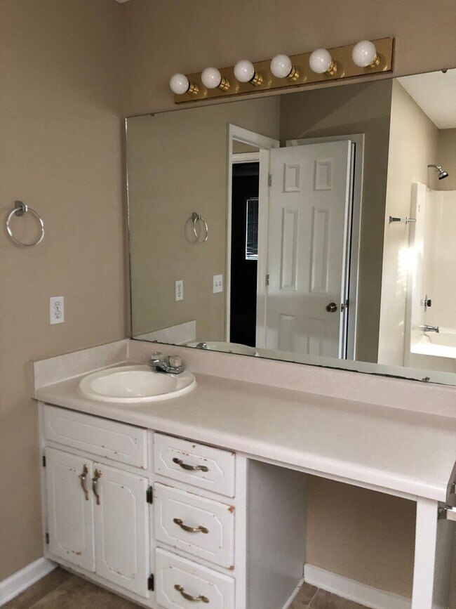Building Photo - Rolling Acres - End Unit!  CARPET/LVP. WAS...
