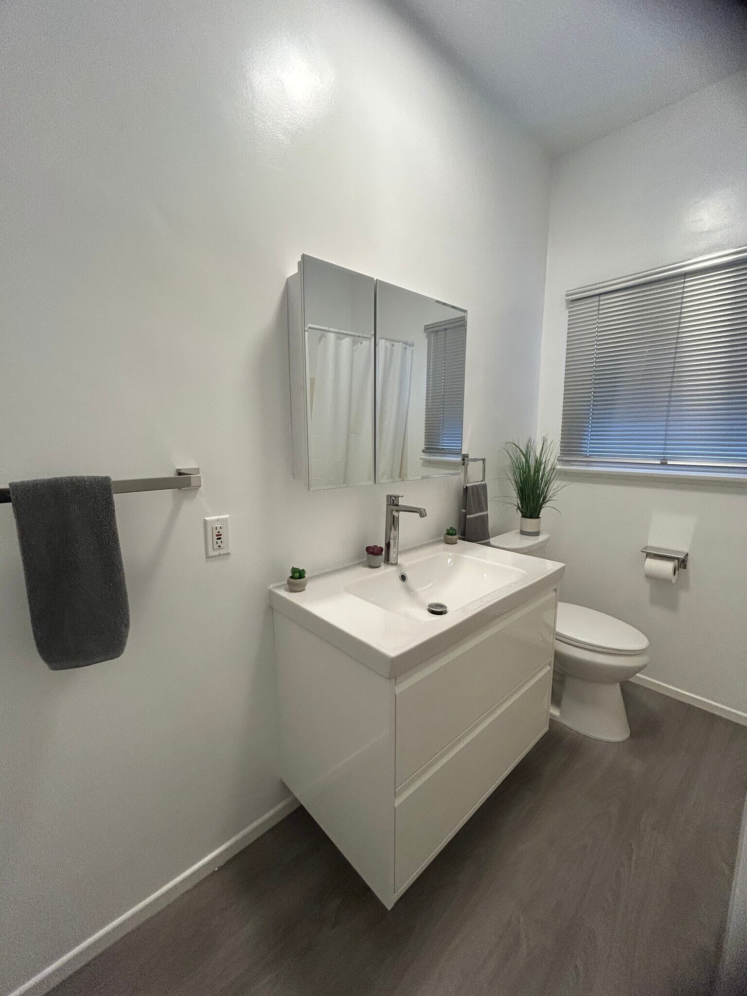 Building Photo - 850 S Kenmore Ave