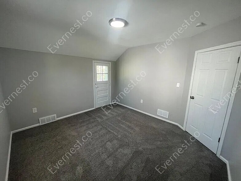 Building Photo - 2820 Winsted Dr