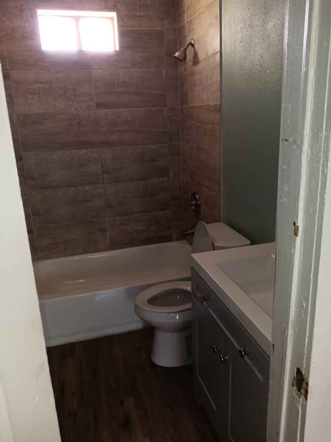 Building Photo - Simple 2/1 downtown