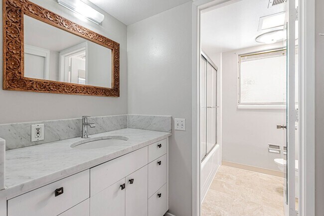 Building Photo - Charming 2-Bedroom Condo in Downtown Palo ...