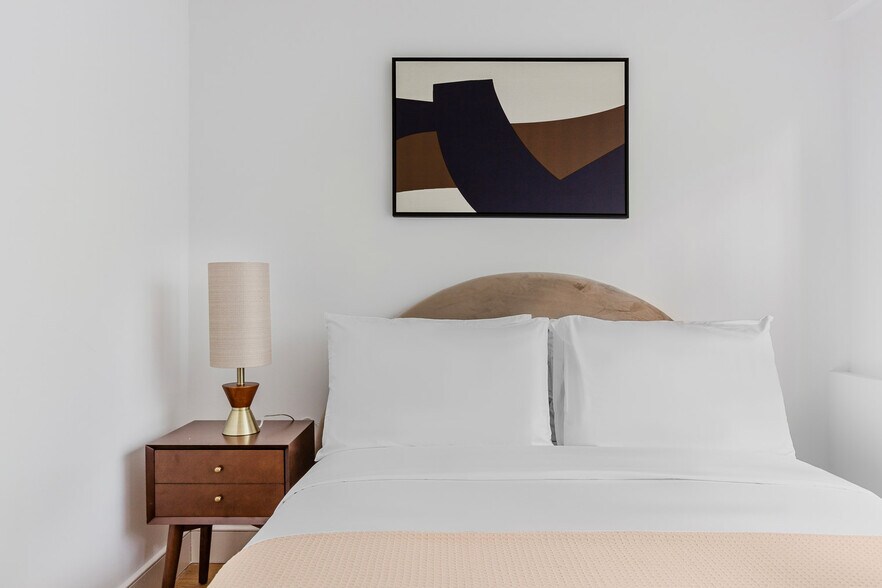 Building Photo - 230 E 44th St